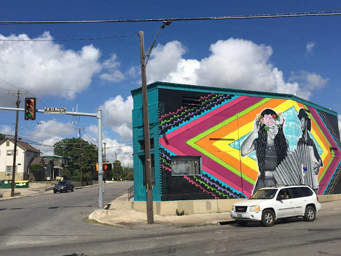 Muurschildering op de hoek van North St. Mary's en Josephine Street, vlakbij waar sloopwerkzaamheden plaatsvinden