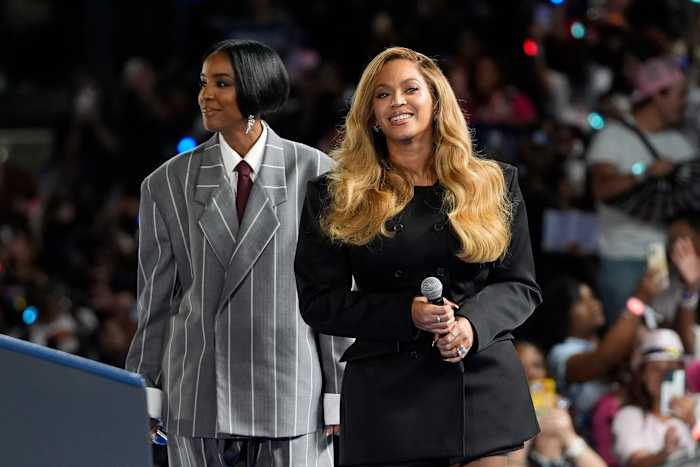 Muzikale artiesten Beyonce, rechts, en Kelly Rowland, links, op het podium tijdens een campagne-evenement voor de Democratische presidentskandidaat vice-president Kamala Harris in Houston, vrijdag 25 oktober 2024. (AP Photo/Susan Walsh)