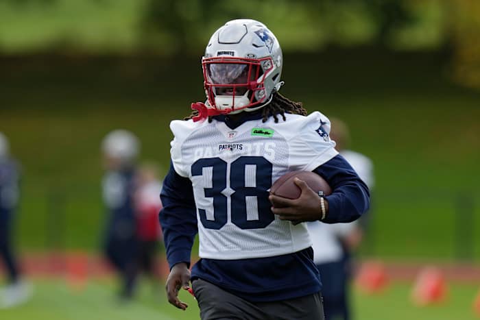 New England Patriots running back Rhamondre Stevenson (38) neemt deel aan oefeningen tijdens NFL-voetbaltraining, vrijdag 18 oktober 2024, in Harrow, Engeland. (AP-foto/Steve Luciano)