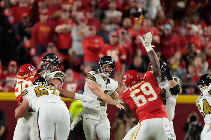 New Orleans Saints quarterback Derek Carr (4) gooit Mike Pennel (69) met de neus van Kansas City Chiefs over tijdens de eerste helft van een NFL-voetbalwedstrijd op maandag 7 oktober 2024 in Kansas City, Missouri (AP Photo/Charlie Riedel )