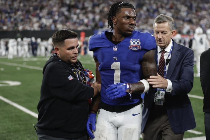 New York Giants wide receiver Malik Nabers (1) wordt van het veld geholpen na een blessure tijdens het vierde kwartaal van een NFL-voetbalwedstrijd tegen de Dallas Cowboys, donderdag 26 september 2024, in East Rutherford, NJ (AP Photo/Adam Honger)