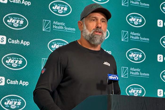 New York Jets interim-hoofdcoach Jeff Ulbrich spreekt met verslaggevers in de NFL-voetbalteamsfaciliteit in Florham Park, NJ, donderdag 10 oktober 2024. (AP Photo/Dennis Waszak Jr.)