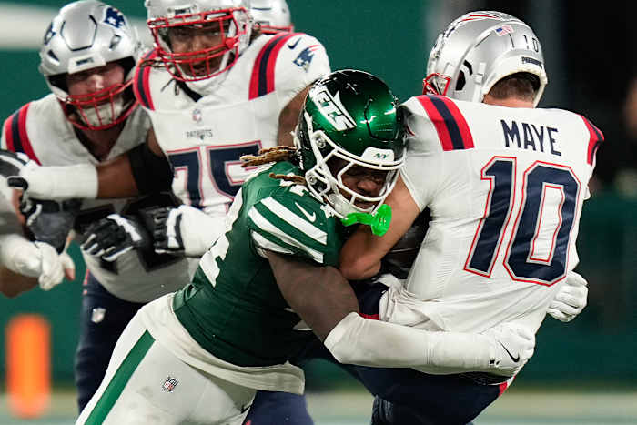 New York Jets linebacker Jamien Sherwood (44) ontslaat New England Patriots quarterback Drake Maye (10) tijdens het vierde kwartaal van een NFL-voetbalwedstrijd, donderdag 19 september 2024, in East Rutherford, NJ (AP Photo/Seth Wenig)
