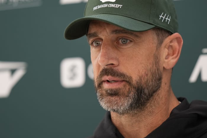 New York Jets quarterback Aaron Rodgers (8) spreekt tijdens een persconferentie in Ware, Engeland, vrijdag 4 oktober 2024, voorafgaand aan de wedstrijd tussen New York Jets en Minnesota Vikings in het Tottenham Hotspur stadion op zondag. (AP Foto/Alastair Grant)