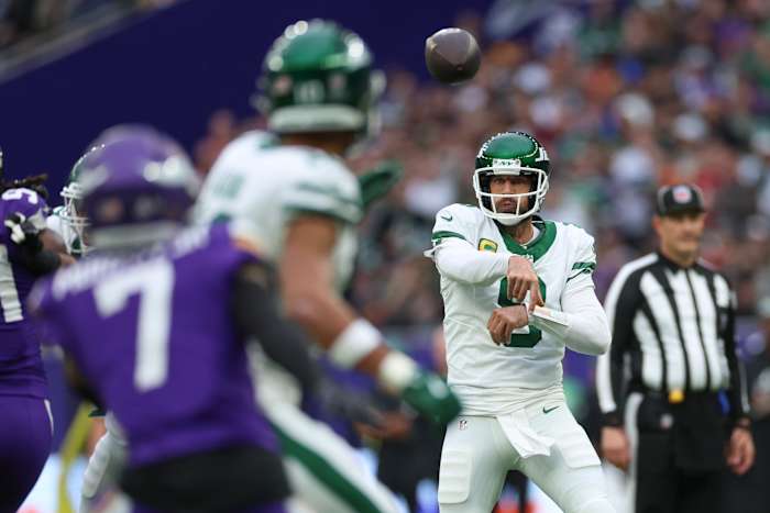 New York Jets quarterback Aaron Rodgers gooit tijdens de eerste helft van een NFL-voetbalwedstrijd tegen de Minnesota Vikings, zondag 6 oktober 2024, in het Tottenham Hotspur-stadion in Londen. (AP-foto/Ian Walton)