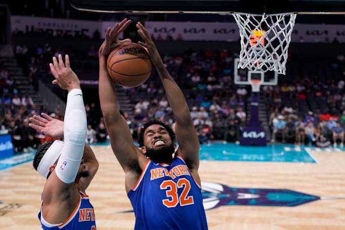 New York Knicks-centrum Karl-Anthony Towns trekt een rebound neer terwijl bewaker Josh Hart toekijkt tijdens de eerste helft van een NBA-basketbalwedstrijd van het voorseizoen tegen de Charlotte Hornets, zondag 6 oktober 2024, in Charlotte, NC (AP Photo/Chris Carlson)