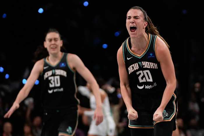 New York Liberty-bewaker Sabrina Ionescu (20) reageert na een doelpunt tegen de Minnesota Lynx tijdens het derde kwart van Game 5 van de WNBA basketbalfinalereeks, zondag 20 oktober 2024, in New York. (AP-foto/Pamela Smith)
