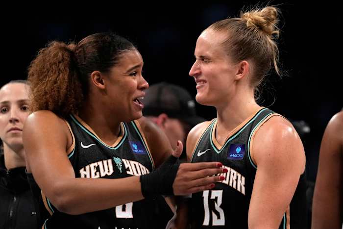 New York Liberty's Nyara Sabally, linksvoor, en Leonie Fiebich, rechts, reageren na het verslaan van de Minnesota Lynx in Game 2 van een WNBA basketbalfinale playoff-serie, zondag 13 oktober 2024, in New York. (AP-foto/Pamela Smith)