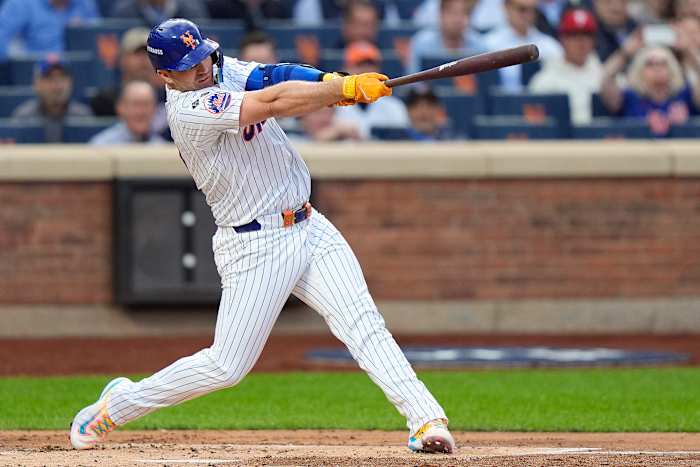 New York Mets Pete Alonso (20) maakt een solo-homerun tegen de Philadelphia Phillies tijdens de tweede inning van Game 3 van de National League baseball playoff-serie, dinsdag 8 oktober 2024, in New York. (AP-foto/Frank Franklin II)