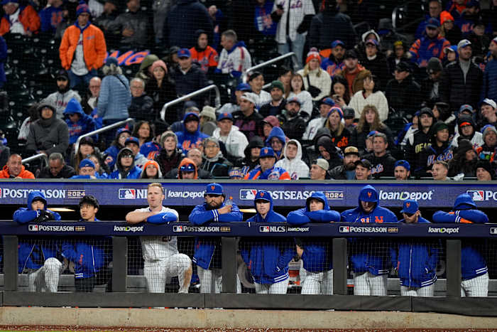 New York Mets kijkt toe tijdens de negende inning in Game 4 van een honkbal NL Championship Series tegen de Los Angeles Dodgers, donderdag 17 oktober 2024, in New York. (AP-foto/Frank Franklin II)