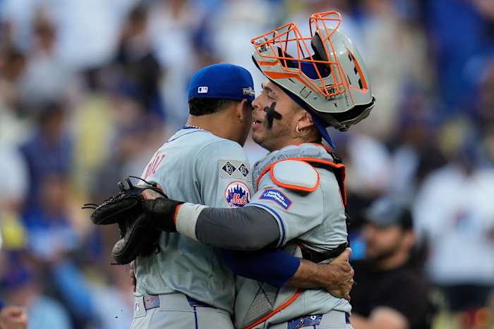 New York Mets-werper Edwin Daz, links, viert feest met catcher Francisco Alvarez na hun overwinning tegen de Los Angeles Dodgers in Game 2 van een honkbal NL Championship Series, maandag 14 oktober 2024, in Los Angeles. (AP Photo/Gregory Bull )