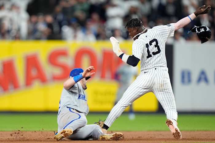 New York Yankees' Jazz Chisholm Jr. (13) glijdt veilig naar het tweede honk, vóór de tik van Kansas City Royals tweede honkman Michael Massey tijdens de zevende inning van Game 1 van de American League Baseball Division Series, zaterdag 5 oktober 2024 , in New York. (AP-foto/Frank Franklin II)