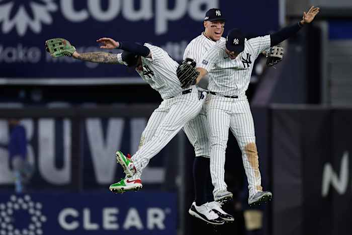 New York Yankees linkervelder Alex Verdugo, links, middenvelder Aaron Judge, midden, en Juan Soto vieren feest na het verslaan van de Kansas City Royals in Game 1 van de American League honkbaldivisieserie, zaterdag 5 oktober 2024, in New York. (AP Foto/Adam Honger)