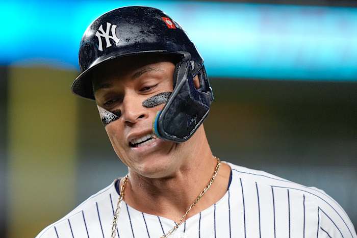 New York Yankees-outfielder Aaron Judge reageert nadat hij is uitgevlogen tegen de Kansas City Royals tijdens de derde inning van Game 2 van de American League baseball playoff-serie, maandag 7 oktober 2024, in New York. (AP-foto/Frank Franklin II)