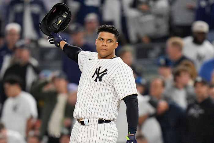 New York Yankees-outfielder Juan Soto (22) gooit zijn slaghelm weg nadat hij is uitgevlogen tegen de Kansas City Royals om de zevende inning van Game 2 van de American League baseball playoff-serie, maandag 7 oktober 2024, in New York te beëindigen. (AP-foto/Seth Wenig)