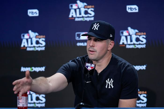 New York Yankees-werper Carlos Rodn spreekt tijdens een persconferentie voorafgaand aan een honkbalwedstrijd uit de American League Championship-serie tegen de Cleveland Guardians, zondag 13 oktober 2024, in New York. (AP-foto/Frank Franklin II)