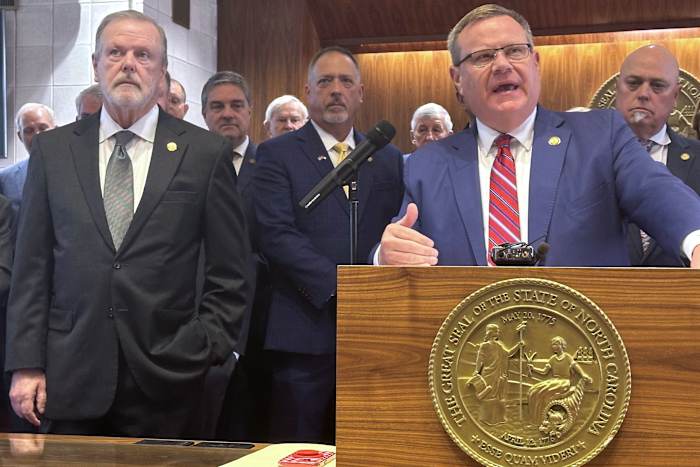 North Carolina House Speaker Tim Moore, R-Cleveland, spreekt terwijl Senaatsleider Phil Berger, R-Rockingham, links, en andere wetgevers luisteren in het Legislative Building in Raleigh, NC, terwijl Berger en Moore details onthulden van een aanvankelijk overwogen orkaan Helene-pakket tijdens de Algemene Vergadering op woensdag 9 oktober 2024 (AP Photo/Gary D. Robertson).