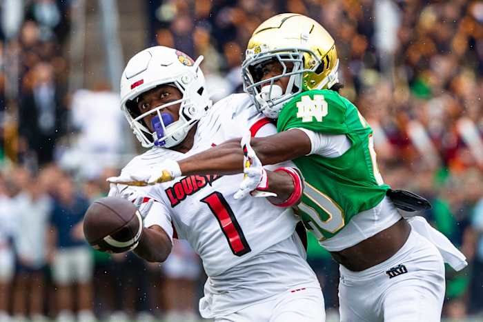 Notre Dame-verdediger Benjamin Morrison (20), rechts, slaat de bal weg van Louisville brede ontvanger Ja'Corey Brooks (1) tijdens de eerste helft van een NCAA universiteitsvoetbalwedstrijd op zaterdag 28 september 2024 in South Bend, Indiana. (AP-foto/Michael Caterina)