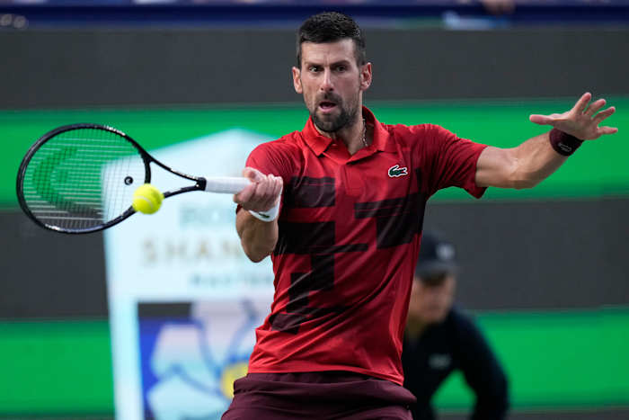Novak Djokovic uit Servië geeft een schot terug tegen Jannik Sinner uit Italië tijdens de finale van het herenenkelspel in het Shanghai Masters-tennistoernooi in het Qizhong Forest Sports City Tennis Center in Shanghai, China, zondag 13 oktober 2024. (AP Photo/Andy Wong )