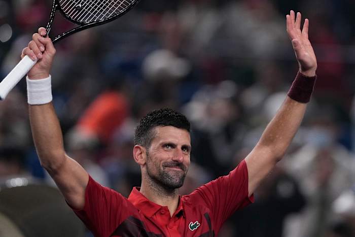 Novak Djokovic uit Servië viert feest na het verslaan van Jake Mensik uit Tsjechië in de kwartfinales van het herenenkelspel van het Shanghai Masters-tennistoernooi in het Qizhong Forest Sports City Tennis Center in Shanghai, China, vrijdag 11 oktober 2024. (AP Photo/Andy Wong)