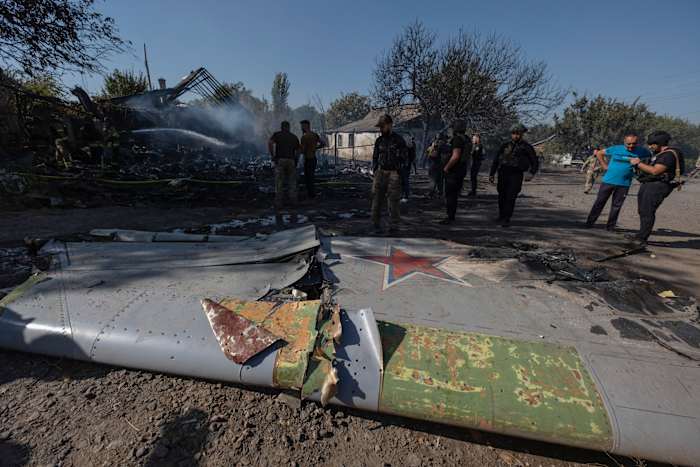 Oekraïense militairen onderzoeken fragmenten van een Russisch militair vliegtuig dat werd neergeschoten aan de rand van Kostyantynivka, een stad aan de frontlinie in de regio Donetsk, Oekraïne, zaterdag 5 oktober 2024. (Iryna Rybakova via AP)