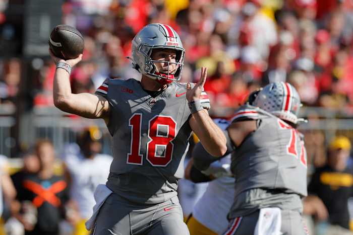 Ohio State quarterback Will Howard gooit een pass tegen Iowa tijdens de eerste helft van een NCAA college football-wedstrijd, zaterdag 5 oktober 2024, in Columbus, Ohio. (AP-foto/Jay LaPrete)