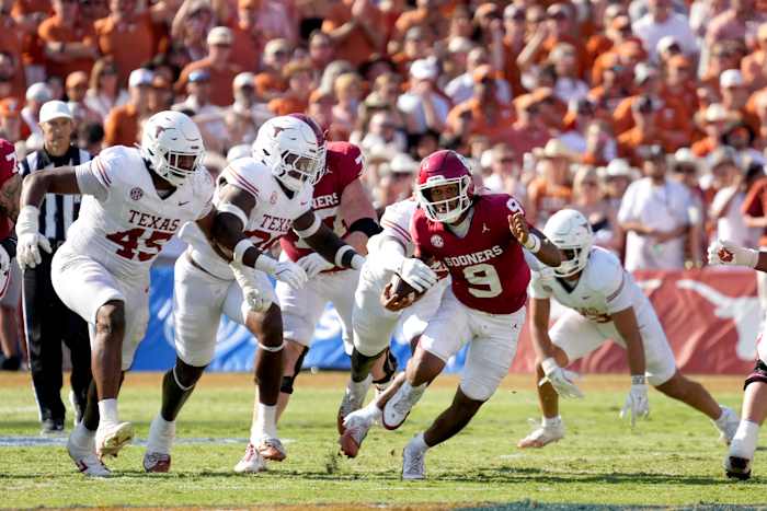 Oklahoma quarterback Michael Hawkins Jr. (9) wordt door Texas van de bal ontdaan in de tweede helft van een NCAA universiteitsvoetbalwedstrijd in Dallas, zaterdag 12 oktober 2024. (AP Photo/Jeffrey McWhorter)