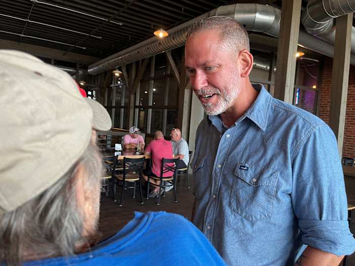 Onafhankelijke Dan Osborn, een uitdager van de Republikeinse senator Deb Fischer met twee termijnen, praat met beschermheren van een brouwerij in Beatrice, Neb., 30 juli 2024. (AP Photo/Margery Beck)