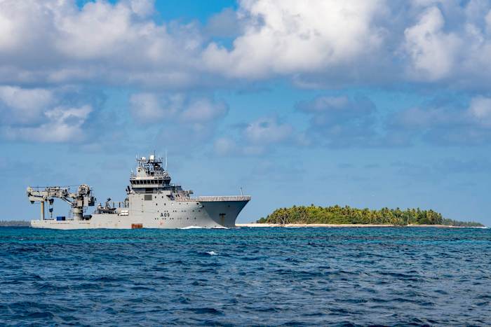 Op deze afbeelding vrijgegeven door de New Zealand Defense Force (NZDF) arriveert HMNZS Manawanui op 7 september 2022 in Funafuti Lagoon, Tuvalu. (PO Christopher Weissenborn/NZDF via AP)