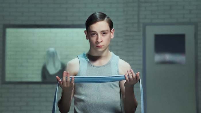 Op deze door Netflix vrijgegeven afbeelding is Louis McCartney te zien die de hoofdrol zal spelen in het toneelstuk "Vreemdere dingen: de eerste schaduw" op Broadway. (Netflix via toegangspunt)