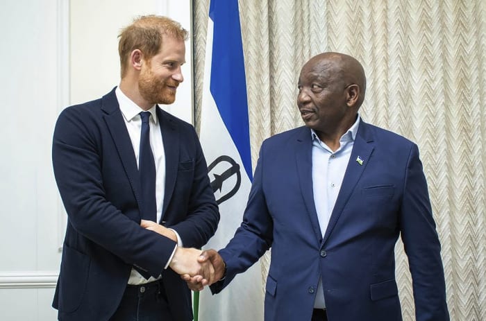 Op deze foto, aangeleverd door de regering van Lesotho, schudt de Britse prins Harry, links, de hand van de premier van Lesotho, Sam Matekane, op woensdag 2 oktober 2024 tijdens een bezoek aan het kleine bergkoninkrijk waar hij in 2006 medeoprichter was van een op jongeren gerichte liefdadigheidsinstelling. ter ere van zijn overleden moeder, prinses Diana. (Lesotho-regering via AP)