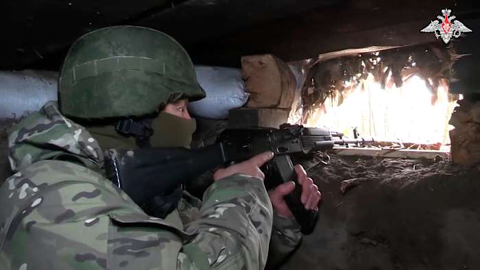 Op deze foto, afkomstig uit een video vrijgegeven door het Russische Ministerie van Defensie op donderdag 24 oktober 2024, richt een Russische soldaat vanuit een bunker in het Russisch-Oekraïense grensgebied in de Koersk-regio, Rusland. (Foto van de persdienst van het Russische Ministerie van Defensie via AP)