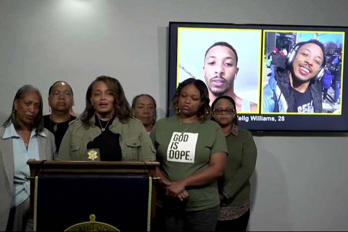 Op deze foto, verstrekt door Richland County Sheriffs Office, vertelt Mieoki Corbett-Jacobs, midden, over de zoektocht naar haar neef, de 28-jarige Zelig Williams, een danseres die op 3 oktober vermist werd, tijdens een persconferentie op woensdag 3 oktober. 16, 2024 in Columbia, SC (Richland County Sheriffs Office via AP)