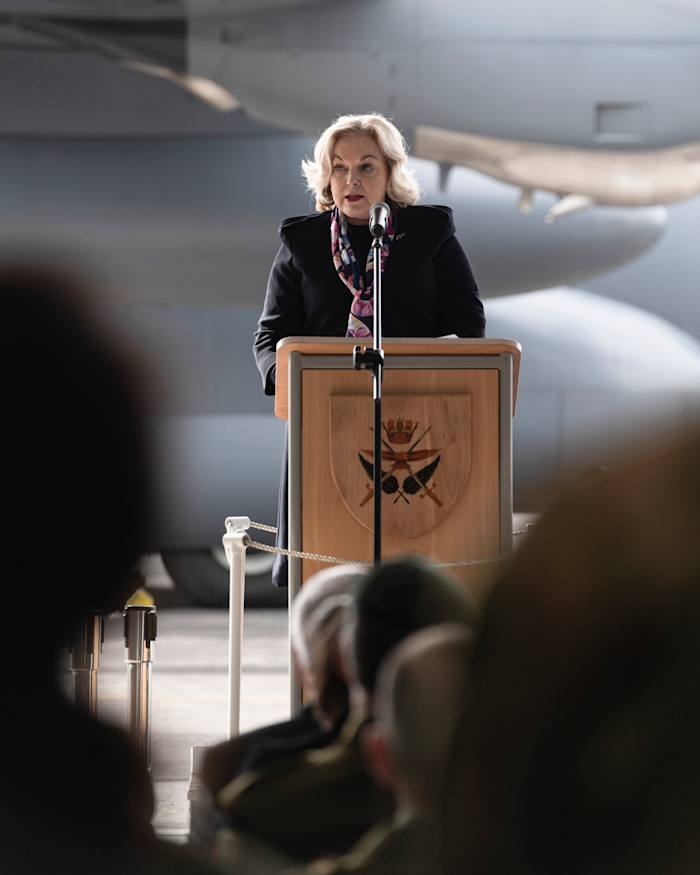 Op deze foto, verstrekt door de New Zealand Defense Force, spreekt de Nieuw-Zeelandse minister van Defensie Judith Collins op de Whenuapai luchtmachtbasis in Auckland, 10 september 2024. (LAC Jalesa Noman/New Zealand Defense Force via AP)