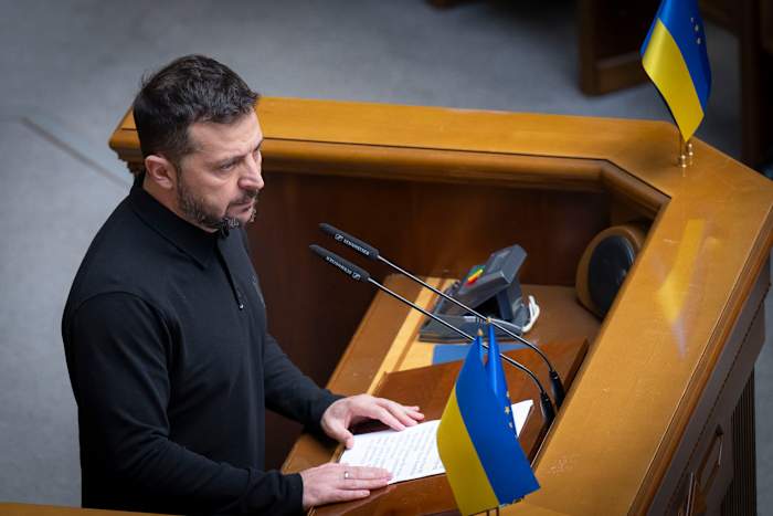 Op deze foto, verstrekt door de persdienst van de president van Oekraïne op 16 oktober 2024, luistert de Oekraïense president Volodymyr Zelensky naar het volkslied vóór zijn toespraak in de Verchovna Rada in Kiev, Oekraïne. (Persdienst van de president van Oekraïne via AP)