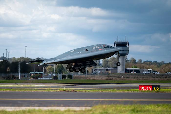 Op deze foto, vrijgegeven door de US Air National Guard, stijgt een B-2 Spirit stealth-bommenwerper van de Amerikaanse luchtmacht op vanaf een Royal Australian Air Force-basis in Amberley, Australië, 11 september 2024. Amerikaanse langeafstands B-2 stealth-bommenwerpers gelanceerd luchtaanvallen begin donderdag 17 oktober 2024, gericht op ondergrondse bunkers die worden gebruikt door de Houthi-rebellen in Jemen, zeiden functionarissen. (Staff Sergeant Whitney Erhart/US Air National Guard via AP)