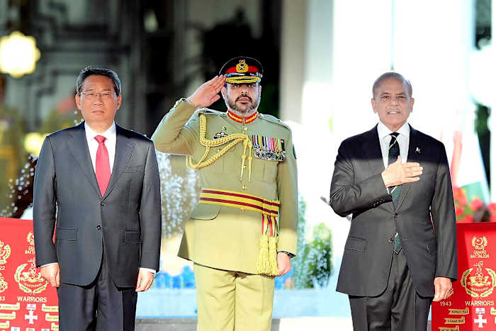 Op deze foto, vrijgegeven door de afdeling Persinformatie, bezoeken we de Chinese premier Li Qiang (links) en de Pakistaanse premier Shehbaz Sharif die een welkomstceremonie bijwonen in Islamabad, Pakistan, maandag 14 oktober 2024. (Afdeling Persinformatie via AP )