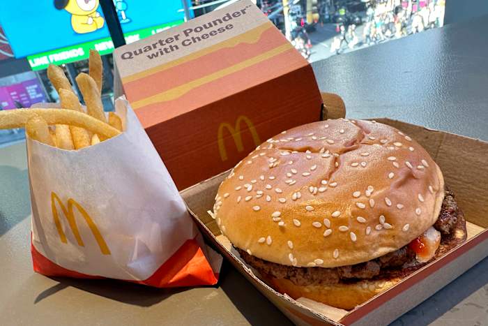 Op deze foto zijn een Quarter Pounder-hamburger en friet van McDonald's te zien, op Times Square in New York, woensdag 23 oktober 2024. (AP Photo/Richard Drew)