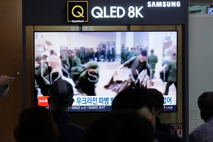 Op een tv-scherm is een afbeelding te zien van soldaten die vermoedelijk uit Noord-Korea komen, die in de rij staan ​​om voorraden uit Rusland te ontvangen tijdens een nieuwsprogramma op het treinstation van Seoul in Seoul, Zuid-Korea, maandag 21 oktober 2024. (AP Photo/Ahn Young -joon)