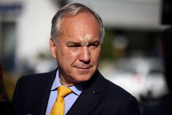 Oppositiekandidaat Walter Rosenkranz van de extreemrechtse Freedom brengt zijn stem uit voor de Oostenrijkse presidentsverkiezingen in Krems an der Donau, Oostenrijk, 9 oktober 2022. (AP Photo/Theresa Wey)