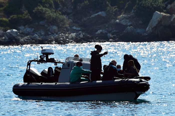Overlevenden zitten op een schip nadat een boot met migranten op maandag 23 september 2024 in de problemen kwam voor de kust van het eiland Samos in de oostelijke Egeïsche Zee, Griekenland. (AP Photo/Michael Svarnias)