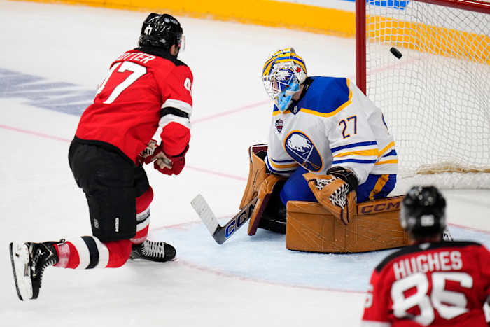 Paul Cotter van New Jersey Devils scoort het tweede doelpunt van zijn ploeg voorbij Devon Levi van Buffalo Sabres tijdens de NHL-hockeywedstrijd tussen Buffalo Sabres en New Jersey Devils, in Praag, Tsjechië, zaterdag 5 oktober 2024. (AP Photo/Petr David Josek)