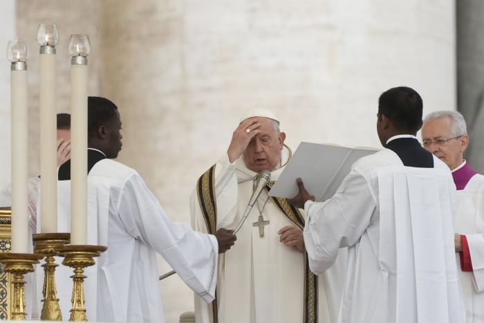 Paus Franciscus leidt een mis op het Sint-Pietersplein in het Vaticaan, ter gelegenheid van de opening van de tweede zitting van de 16e Algemene Vergadering van de Bisschoppensynode, woensdag 2 oktober 2024. (AP Photo/Gregorio Borgia)