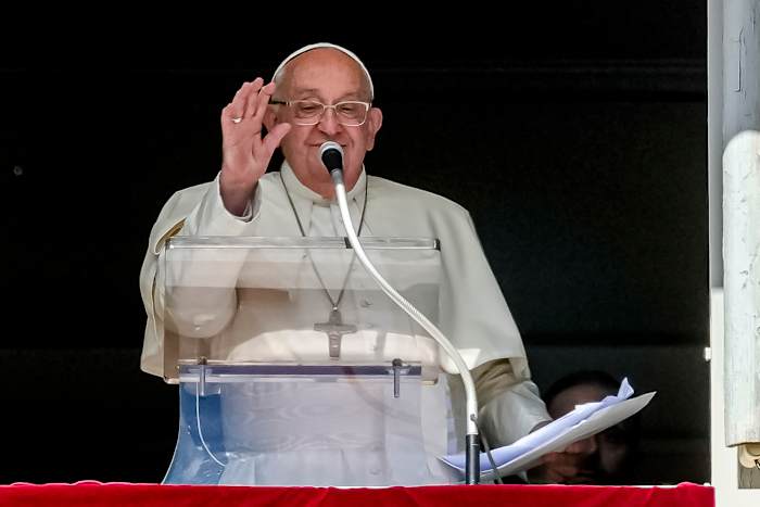 Paus Franciscus verschijnt aan het raam van zijn atelier voor de traditionele middagzegening van gelovigen en pelgrims verzameld op het Sint-Pietersplein in het Vaticaan, zondag 6 oktober 2024. (AP Photo/Andrew Medichini)