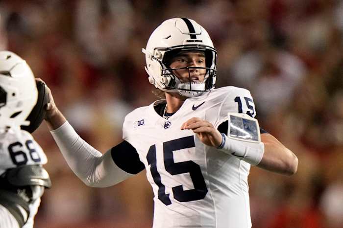 Penn State QB Drew Allar verlaat de wedstrijd nadat hij laat in de eerste helft geblesseerd is geraakt