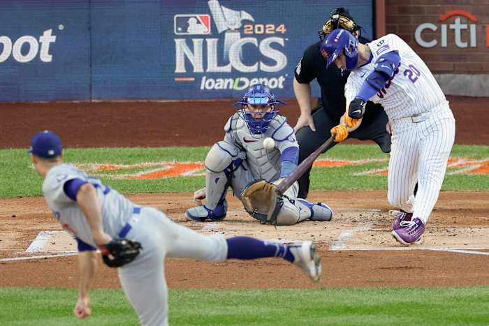 Pete Alonso van New York Mets slaat een homerun van drie runs tegen de Los Angeles Dodgers tijdens de eerste inning in Game 5 van een honkbal NL Championship Series, vrijdag 18 oktober 2024, in New York. (AP Foto/Adam Honger)