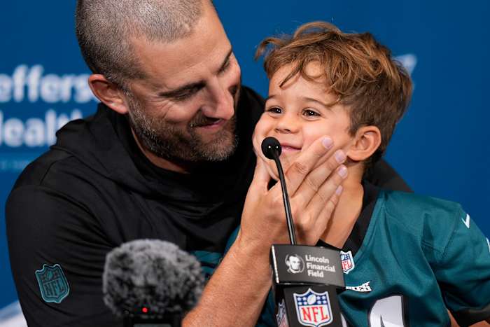 Philadelphia Eagles-hoofdcoach Nick Sirianni spreekt tijdens een persconferentie met zoon Miles na een NFL-voetbalwedstrijd tegen de Cleveland Browns op zondag 13 oktober 2024 in Philadelphia. (AP-foto/Chris Szagola)