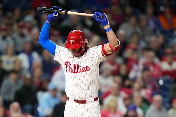 Philadelphia Phillies' Alec Bohm reageert na drie slag tegen Chicago Cubs-werper Hayden Wesneski tijdens de achtste inning van een honkbalwedstrijd, dinsdag 24 september 2024, in Philadelphia. (AP Foto/Matt Slocum)