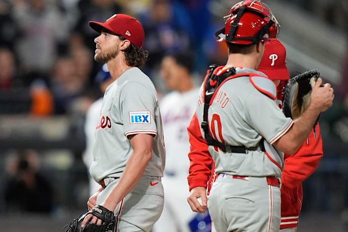 Philadelphia Phillies-werper Aaron Nola (27) verlaat het duel tijdens de zesde inning van Game 3 van de National League baseball playoff-serie tegen de New York Mets, dinsdag 8 oktober 2024, in New York. (AP-foto/Frank Franklin II)
