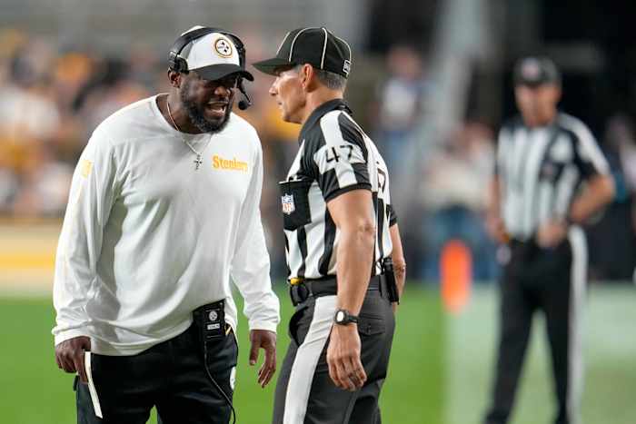 Pittsburgh Steelers-hoofdcoach Mike Tomlin, links, praat met lijnrechter Tim Podraza (47) tijdens de eerste helft van een NFL-voetbalwedstrijd tegen de Dallas Cowboys, zondag 6 oktober 2024, in Pittsburgh. (AP Foto/Gene J. Puskar)